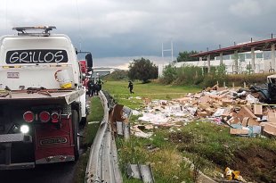 Un camión cargado con papel y cartón volcó en la autopista México-Tulancingo durante un presunto intento de asalto contra transportistas.