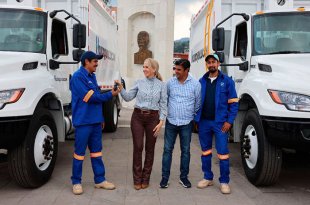 La presidenta municipal de Huixquilucan, Romina Contreras Carrasco, entregó cinco camiones recolectores de basura y 11 vehículos compactos utilitarios para reforzar los servicios públicos y las labores administrativas.