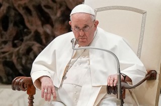 Ante la situación, el Vaticano canceló las audiencias papales programadas para el fin de semana y designó a otros prelados para cubrir sus actividades.