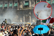 Manifestantes de la Generación Z derriban vallas metálicas frente al Zócalo