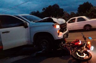 La persecución culminó en la Avenida Juárez, donde el conductor de la camioneta embistió a los atacantes.