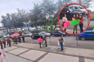 Mujer celebra su divorcio frente a los juzgados