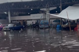 La intensa lluvia provocó inundaciones y acumulaciones de agua en distintas áreas de la Central de Abasto de Toluca.