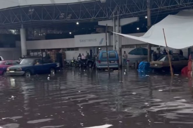 La intensa lluvia provocó inundaciones y acumulaciones de agua en distintas áreas de la Central de Abasto de Toluca.