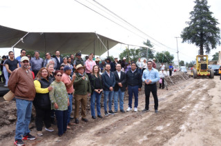 Manuel Vilchis y equipo en el arranque de pavimentación de Avenida Universidad