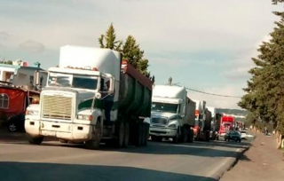 Bloquean vialidades de Otumba transportistas del nuevo aeropuerto