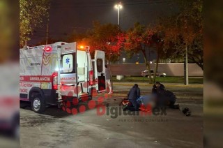 El accidente ocurrió en la intersección de las avenidas Leona Vicario y Benito Juárez, donde, según testigos, el conductor responsable habría ignorado un alto, impactando al motociclista.