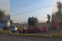 El percance fue un choque por alcance entre un vehículo Ford Mustang rojo, en el que viajaba la víctima, y una camioneta tipo Pick Up F-250.
