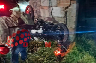 La víctima, identificada como Juan Jesús, de 25 años, conducía una motocicleta Pulsar blanca y negra cuando, por causas aún desconocidas, perdió el control, salió de la vialidad y se impactó contra una barda.