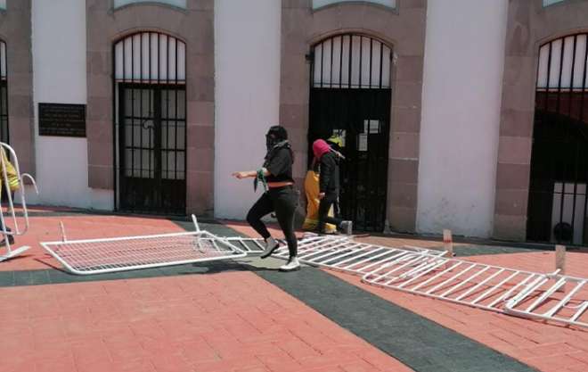 Los hombres comerciantes las enfrentaron y se hicieron de palabras, por lo que el colectivo feminista intervino el ayuntamiento con pintas y destrozos, la exigencia era atender a los comerciantes para que se retiraran del lugar.