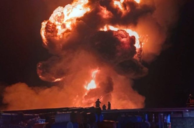 Incendio en una bodega dedicada al manejo y recolección de químicos provocó varias explosiones durante la madrugada en Acolman.