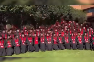 El desplome ocurrió durante la fotografía oficial de la generación 2022-2026 de Psicología en la Universidad Iberoamericana, campus Santa Fe.