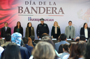La presidenta municipal, Romina Contreras, encabezó la celebración del Día de la Bandera.