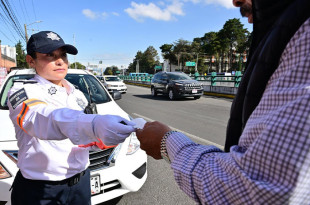 Mujer policía imponiendo infracción en calles del Edoméx.
