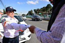 Mujer policía imponiendo infracción en calles del Edoméx.