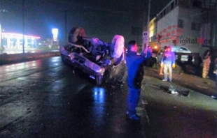 Camioneta vuelca y abre boquete en la #Toluca-Tenango