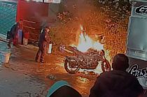Video: Cohete incendia motocicleta durante fiesta patronal en Edoméx