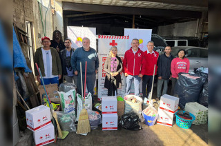 Alvis Gorostieta y Mario Vázquez entregan ayuda humanitaria en la Casa del Migrante, Metepec.