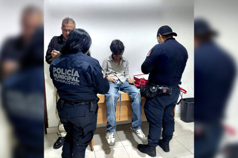 Joven en crisis emocional recibe atención médica y contención por parte de cuerpos de emergencia tras ser rescatado en un puente peatonal del Metro Nezahualcóyotl.