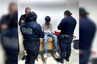 Joven en crisis emocional recibe atención médica y contención por parte de cuerpos de emergencia tras ser rescatado en un puente peatonal del Metro Nezahualcóyotl.