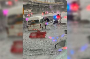 Las fuertes lluvias provocaron inundaciones en calles, tianguis y avenidas principales de Los Reyes La Paz, dejando comerciantes y automovilistas atrapados.