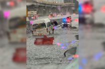Las fuertes lluvias provocaron inundaciones en calles, tianguis y avenidas principales de Los Reyes La Paz, dejando comerciantes y automovilistas atrapados.