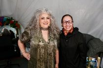 Azucena Cisneros acompañó a Amanda Miguel durante el concierto por el Día de las Madres que reunió a miles de personas en la explanada municipal de Ecatepec.