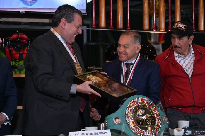 Humberto “Chiquita” González recibió un reconocimiento del Consejo Mundial de Boxeo por su trayectoria como campeón mundial y figura del boxeo mexicano.