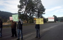 Bloquean taxistas la México-Toluca