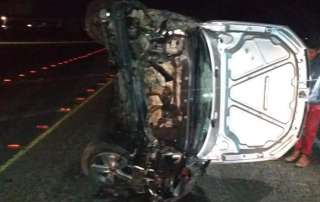 El vehículo quedó recostado de su lado derecho, con una persona al interior y otra más que salió proyectada