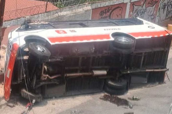 La unidad terminó sobre un costado tras perder el control en una pendiente de San Mateo