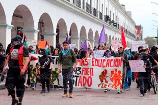 Estudiantes participaron en la movilización del 2 de octubre en Toluca, que recorrió instalaciones universitarias y concluyó frente a Palacio de Gobierno.