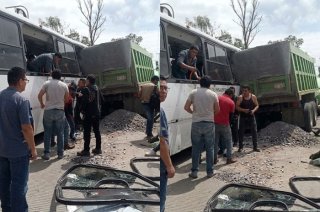 Choque entre un autobús de transporte de personal y un camión de volteo dejó 18 personas lesionadas sobre la carretera Zumpango-Cuautitlán.