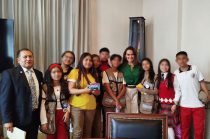 Erika Patricia Olea De la Torre, presidenta municipal de Tianguistenco, junto a estudiantes de la Secundaria Técnica No. 38 de Santiago Tilapa que representarán al municipio en competencia nacional de robótica.