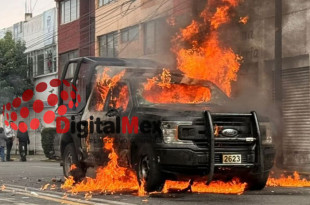 Patrulla arde en llamas en Toluca.