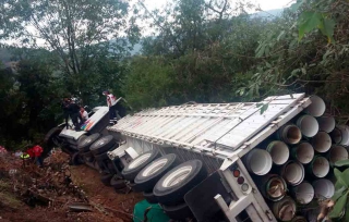 Vuelca tráiler de la CAEM en la vía Tenancingo-Toluca