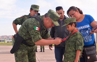 La pequeña Lucía cumplió su sueño de ser soldado por un día