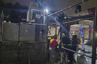 La escena permanece resguardada mientras peritos realizan las diligencias correspondientes.