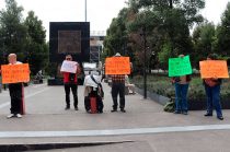 Familiares de los 10 trabajadores administrativos detenidos por el presunto esquema de venta de plazas en la SECTI se manifestaron frente al Poder Judicial del Estado de México (PJEdoméx)