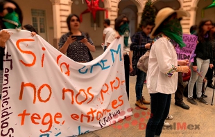 Entran universitarios por la fuerza al edificio de Rectoría en protesta por muerte de profesora de danza