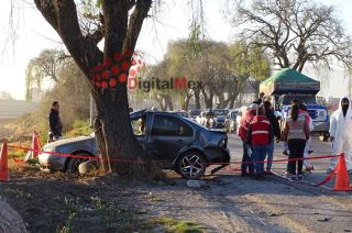 La víctima iba a bordo de un Jetta Clásico con placas de circulación NGX-56-15 del Estado de México.