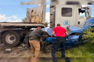 Un tractocamión impactó un automóvil compacto y desencadenó un accidente que dejó cuatro personas sin vida sobre la carretera Otumba–Ciudad Sahagún.