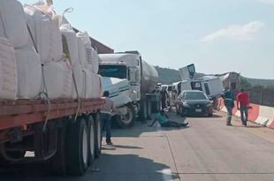 Al parecer el conductor de un tráiler perdió el control de la unidad tras la falla mecánica