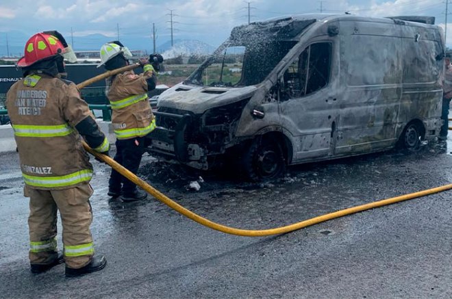 La unidad trasladaba a un paciente al Centro Médico ISSEMyM cuando comenzó a incendiarse en el Libramiento Bicentenario; bomberos evitaron que la emergencia pasara a mayores.