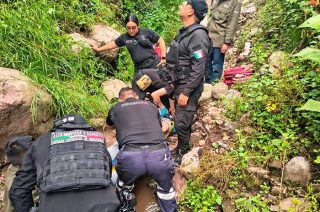 Rescatistas de la SSEM y Protección Civil lograron extraerlo de una zona de difícil acceso