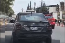 El vehículo Hyundai con placas NXN-82-06 fue captado mientras presuntamente intentaba provocar un choque