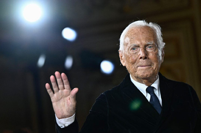 La marca informó que Armani murió pacíficamente, rodeado de sus seres queridos, tras haber trabajado hasta sus últimos días.