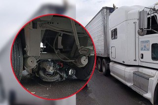 De acuerdo con los primeros reportes, la víctima viajaba en una motocicleta cuando fue embestida por la pesada unidad, quedando tendida sobre el asfalto.