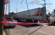 Derriba tráiler cables de luz cuando circulaba en colonia de Toluca