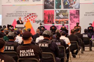 El gobernador Alfredo Del Mazo Maza hizo entrega de Kits de Equipo Táctico a los uniformados.